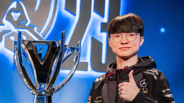 Faker posing with summoner's cup