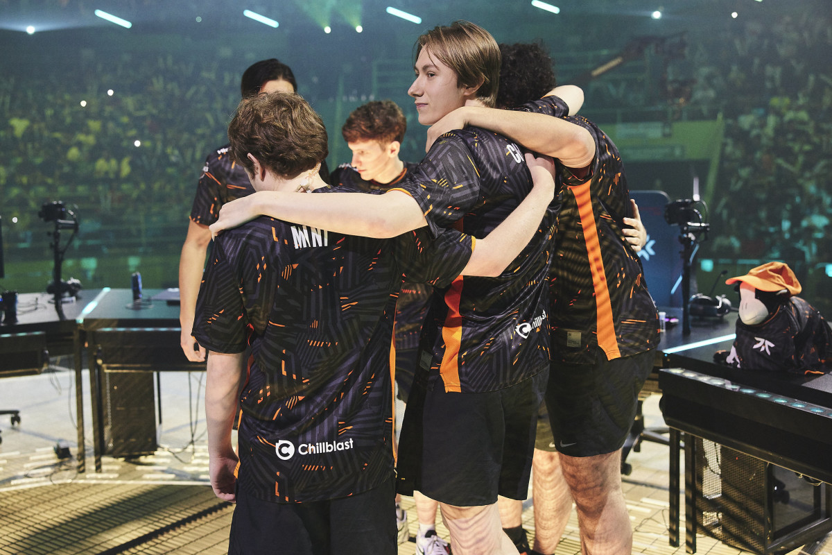 SAO PAULO, BRAZIL - MARCH 4: Fnatic huddles onstage before competing at the VALORANT Champions Tour 2023: LOCK//IN Finals on March 4, 2023 in Sao Paulo, Brazil. (Photo by Lance Skundrich/Riot Games)