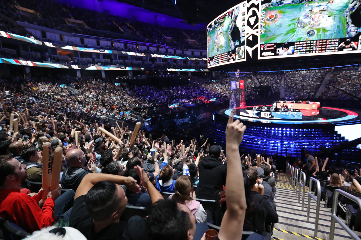 SAN FRANCISCO, CALIFORNIA - NOVEMBER 05: Spectators cheer during the League of Legends World Championship Finals between T1 and DRX on November 05, 2022 in San Francisco, California.