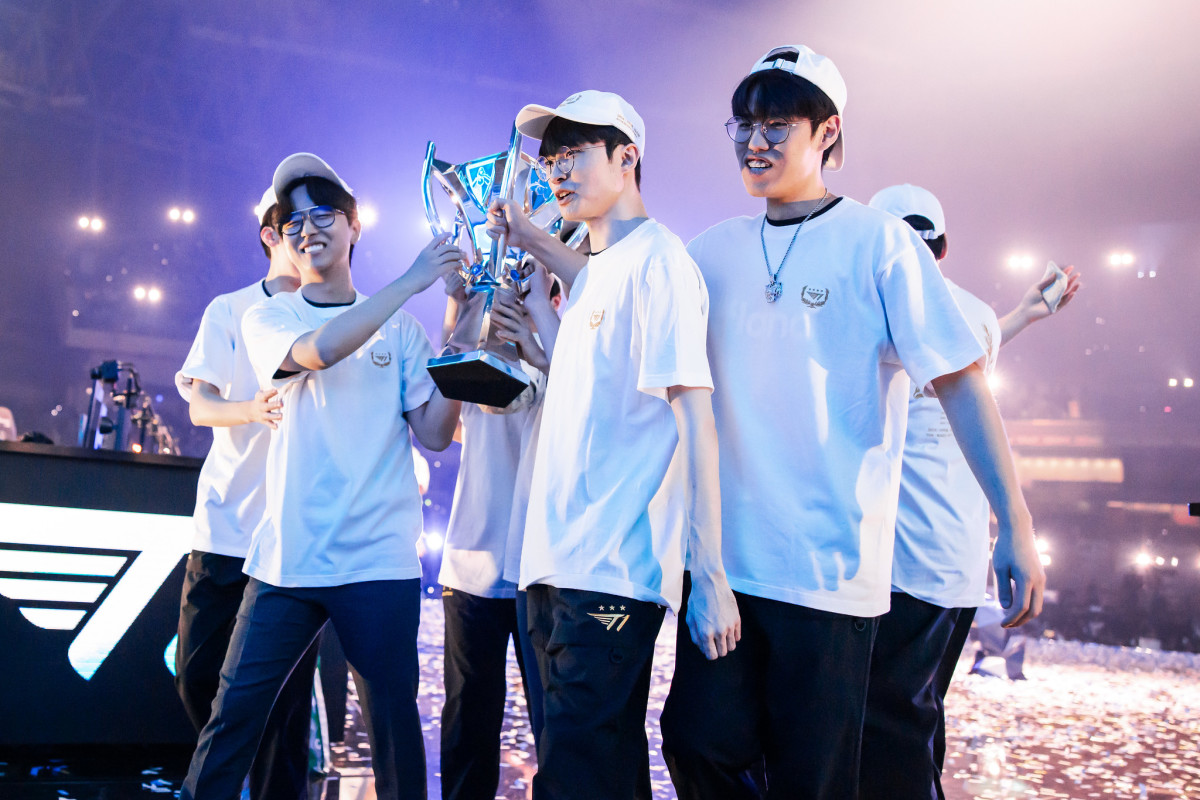 Faker and T1 pose with the Summoners Cup